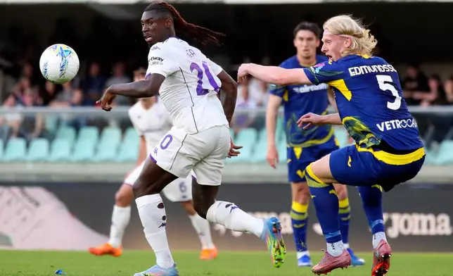 Fiorentina's Moise Kean, left, and Verona's Andrias Edmundsson in action during the Serie A soccer match between Hellas Verona and Fiorentina in Verona, Italy, Saturday April 4, 2026. (Paola Garbuio/LaPresse via AP)