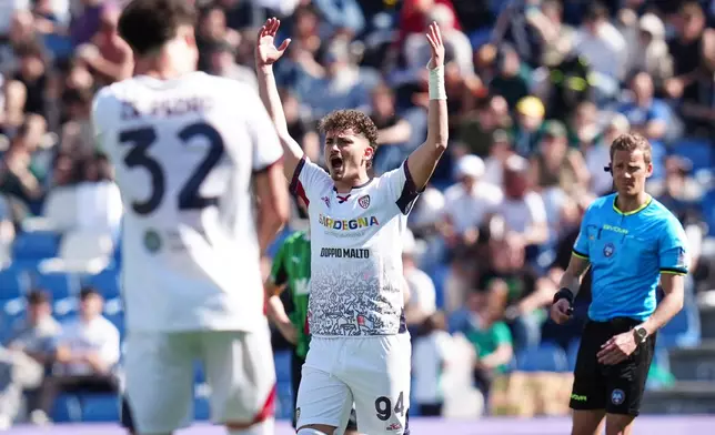 Cagliari's Sebastiano Esposito celebrates scoring their side's first goal of the game during the Serie A soccer match between Sassuolo and Cagliari in Reggio Emilia, Italy, Saturday, April 4, 2026. (Massimo Paolone/LaPresse via AP)