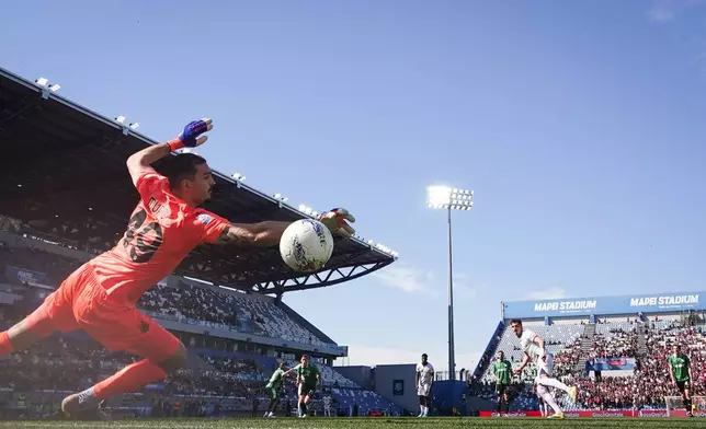 Cagliari's Sebastiano Esposito scores their side's first goal of the game during the Serie A soccer match between Sassuolo and Cagliari in Reggio Emilia, Italy, Saturday, April 4, 2026. (Massimo Paolone/LaPresse via AP)