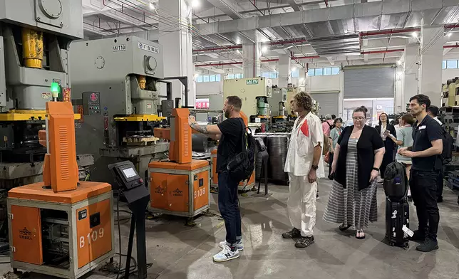 During the fairs, the HKTDC organised a buying mission to Zhongshan for the first time, visiting several lighting factories and participating in business matching meetings, strengthening exchange and cooperation within the Zhongshan lighting supply chain. Photo By HKTDC