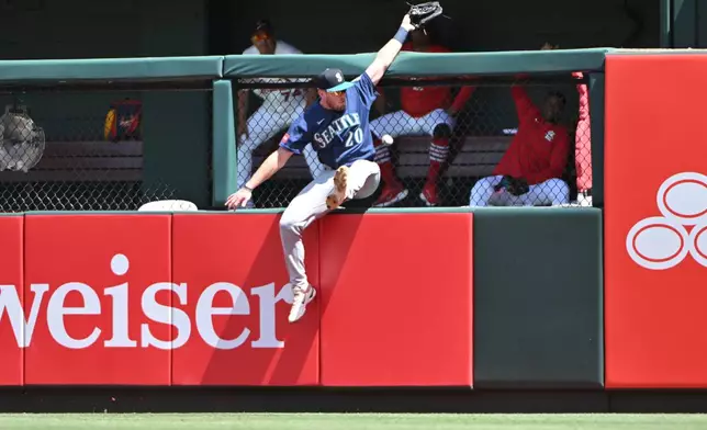 Seattle Mariners right fielder Luke Raley (20) misses the catch on a home run from St. Louis Cardinals' JJ Wetherholt during the third inning of a baseball game, Sunday, April 26, 2026, in St. Louis. (AP Photo/Jeff Le)