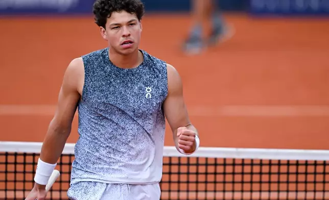 Ben Shelton of the US against Italy's Flavio Cobolli during the men's singles final match at the ATP Tour in Munich, Germany, Sunday April 19, 2026. (Sven Hoppe/dpa via AP)