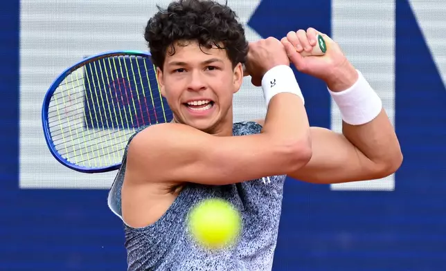 Ben Shelton of the US in action against Italy's Flavio Cobolli during the men's singles final match at the ATP Tour in Munich, Germany, Sunday April 19, 2026. (Sven Hoppe/dpa via AP)