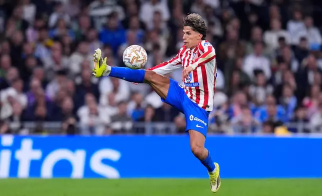 Atletico Madrid's Giuliano Simeone controls the ball during the Spanish La Liga soccer match between Real Madrid and Atletico Madrid in Madrid, Spain, Sunday, March 22, 2026. (AP Photo/Manu Fernandez)