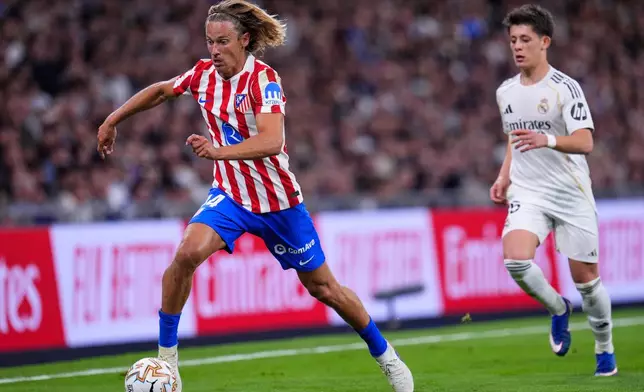 Atletico Madrid's Marcos Llorente, left, controls the ball during the Spanish La Liga soccer match between Real Madrid and Atletico Madrid in Madrid, Spain, Sunday, March 22, 2026. (AP Photo/Manu Fernandez)