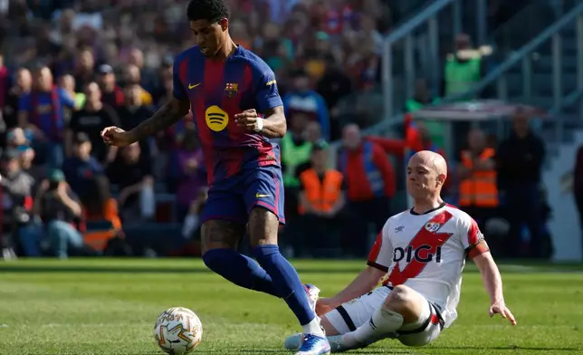 Barcelona's Marcus Rashford in action in front of Rayo's Isi Palazon during a La Liga soccer match between Barcelona and Rayo Vallecano in Barcelona, Spain, Sunday, March 22, 2026. (AP Photo/Joan Monfort)