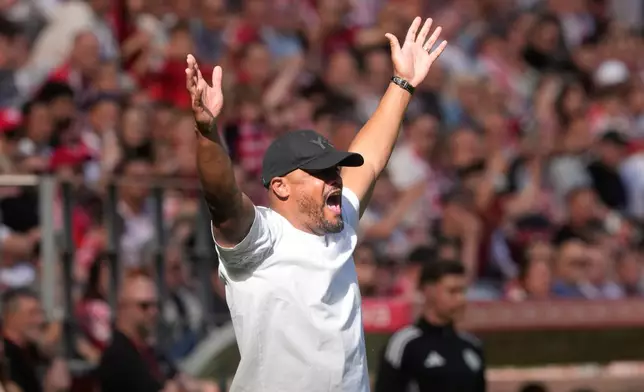 Bayern's head coach Vincent Kompany reacts during a Bundeliga soccer match between Mainz and Bayern in Mainz,Germany, Saturday, April 25, 2026. (AP Photo/Michael Probst)