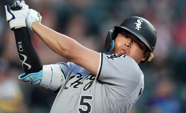Chicago White Sox's Munetaka Murakami, of Japan, warms up during the first inning of a baseball game against the Arizona Diamondbacks, Wednesday, April 22, 2026, in Phoenix. (AP Photo/Ross D. Franklin)