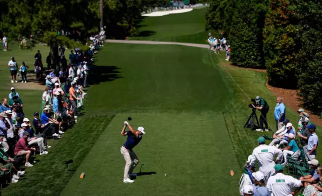 Sam Burns hits his tee shot on the 18th hole during the first round of the Masters golf tournament at the Augusta National Golf Club, Thursday, April 9, 2026, in Augusta, Ga. (AP Photo/Matt Slocum)
