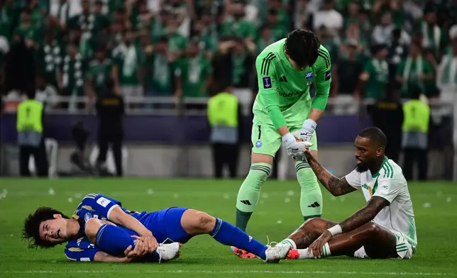 Machida Zelvia goalkeeper Kosei Tani helps Al-Ahli's Ivan Toney during their AFC Champions League Elite Final soccer match at King Abdullah Sports City Stadium, in Jeddah, Saudi Arabia, Saturday, April 25, 2026. (AP Photo/Ali Issa)