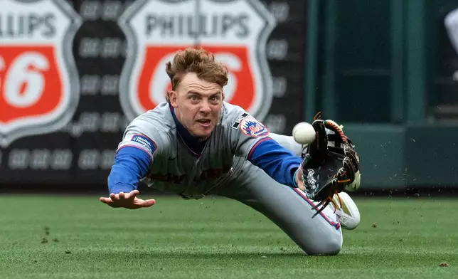 New York Mets' right fielder Carson Benge dives but can't make the catch on a fly ball which allowed the St. Louis Cardinals to score the winning run in the 11th inning of a baseball game, Wednesday, April 1, 2026, in St. Louis. (AP Photo/LG Patterson)