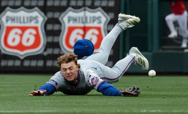 New York Mets' right fielder Carson Benge misses a fly ball during the eleventh inning of a baseball game which allowed the St. Louis Cardinals to win the game Wednesday, April 1, 2026, in St. Louis. (AP Photo/LG Patterson)