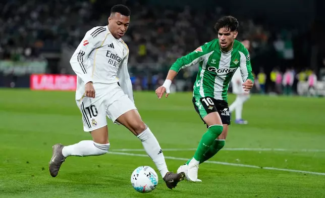 Betis' Abde Ezzalzouli guards Real Madrid's Kylian Mbappe during a La Liga soccer match between Real Betis and Real Madrid in Seville, Spain, Friday, April 24, 2026. (AP Photo/Jose Breton)