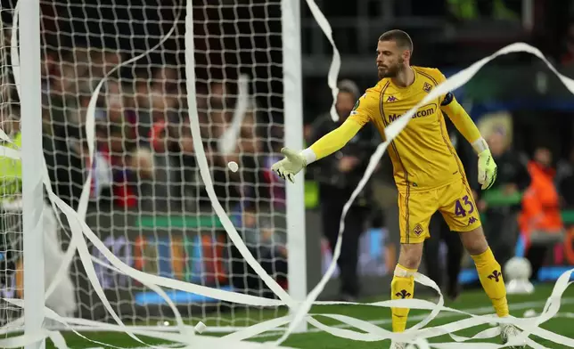 Fiorentina's goalkeeper David de Gea stands among paper rolls thrown by fans during the Europa Conference League first-leg quarter-final soccer match between Crystal Palace and Fiorentina in London, Thursday, April 9, 2026. (AP Photo/Ian Walton)