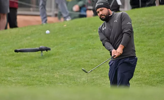 J.J. Spaun pitches onto the 18th green during the fourth round of the Valero Texas Open golf tournament, in San Antonio, Sunday, April 5, 2026. (AP Photo/Darren Abate)