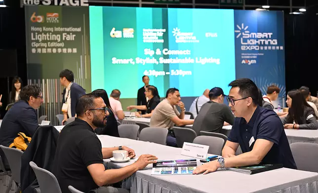 During the fairs, the HKTDC arranged various matching activities to connect buyers and exhibitors. The photo shows buyer Powermep from the UAE in discussion with an exhibitor. Photo By HKTDC