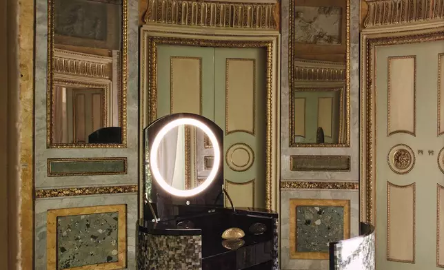 Image of a dressing table by ARMANI/CASA.