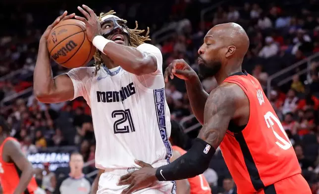 Memphis Grizzlies guard Jahmai Mashack (21) looks to shoot while under pressure from Houston Rockets forward Jeff Green, right, during the first half of an NBA basketball game Sunday, April 12, 2026, in Houston. (AP Photo/Michael Wyke)