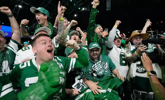 New York Jets fans cheer during the first round of the NFL football draft, Thursday, April 23, 2026, in Pittsburgh. (AP Photo/Sue Ogrocki)
