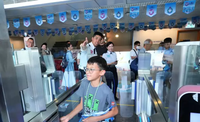 To support the National Security Education Day, the Immigration Service Institute of Training and Development held an open day today (April 18). Photo shows members of the public experiencing the "Contactless e-Channel" service in the mock immigration clearance hall. Source: HKSAR Government Press Releases