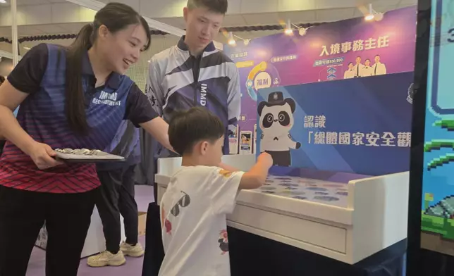 To support the National Security Education Day, the Immigration Service Institute of Training and Development held an open day today (April 18). Photo shows members of the Immigration Service introducing to the public the Immigration Department's recruitment process. Source: HKSAR Government Press Releases