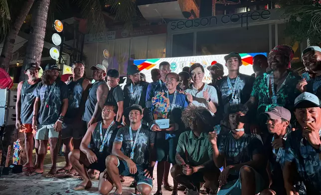 Singapore ETO supports Hong Kong racers at LOVEBoracay International Dragon Boat Festival and promotes Hong Kong as Asia's events capital  Source: HKSAR Government Press Releases