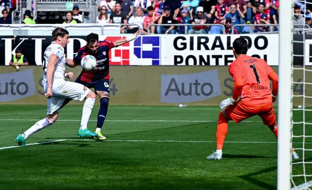 Cagliari's Sebastiano Esposito, center, scores during the Serie A soccer match between Cagliari and Cremonese, in Cagliari, Italy, Saturday April 11, 2026. (Gianluca Zuddas/LaPresse via AP)