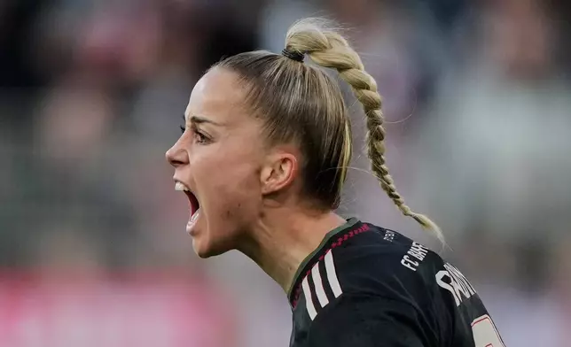 Bayern's Giulia Gwinn celebrates her side's third goal during a German women's Bundesliga soccer match between 1.FC Union Berlin and Bayern Munich in Berlin, Germany, Wednesday, April 22, 2026. (AP Photo/Ebrahim Noroozi)