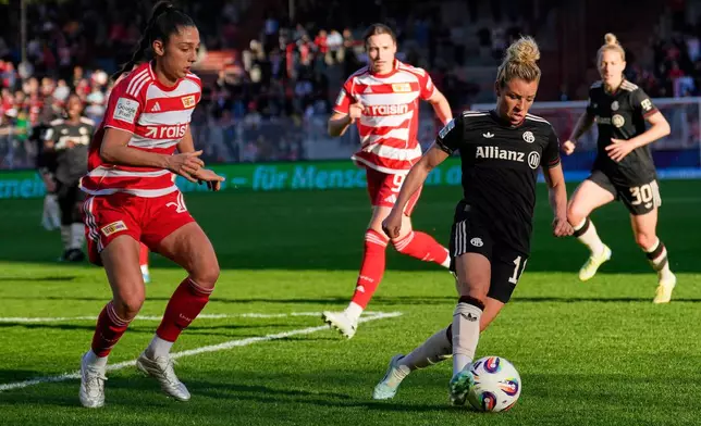 Bayern's Linda Dallmann, right, runs with the ball during a German women's Bundesliga soccer match between 1.FC Union Berlin and Bayern Munich in Berlin, Germany, Wednesday, April 22, 2026. (AP Photo/Ebrahim Noroozi)