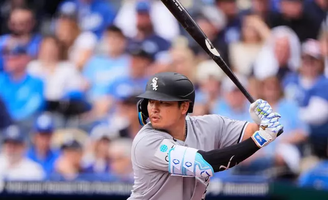Chicago White Sox's Munetaka Murakami bats during the first inning of a baseball game against the Kansas City Royals, Saturday, April 11, 2026, in Kansas City, Mo. (AP Photo/Charlie Riedel)