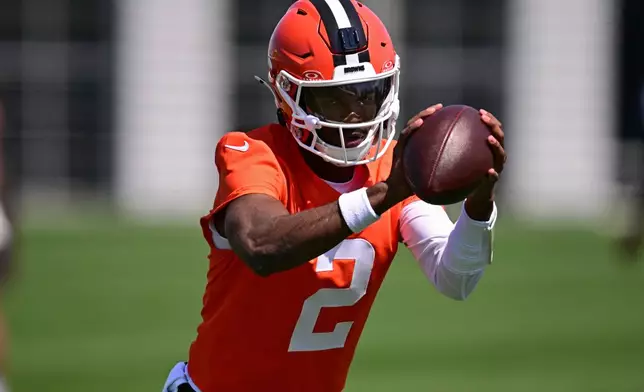 Cleveland Browns quarterback Shedeur Sanders collects the snap during NFL football practice, Tuesday, April 21, 2026, in Berea, Ohio. (AP Photo/David Dermer)