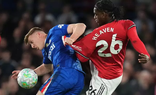 Chelsea's Liam Delap, left, and Manchester United's Ayden Heaven challenge for the ball during the English Premier League soccer match between Chelsea and Manchester United in London, Saturday, April 18, 2026. (AP Photo/Kirsty Wigglesworth)