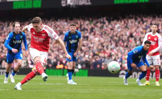 Arsenal's Viktor Gyokeres, left, scores their side's first goal of the game from the penalty spot during the English Premier League soccer match between Arsenal and Bournemouth, in London, Saturday, April 11, 2026. (Adam Davy/PA via AP)