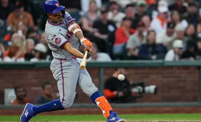New York Mets’ Mark Vientos hits an RBI single during the fifth inning of a baseball game against the San Francisco Giants, Saturday, April 4, 2026, in San Francisco. (AP Photo/Godofredo A. Vásquez)