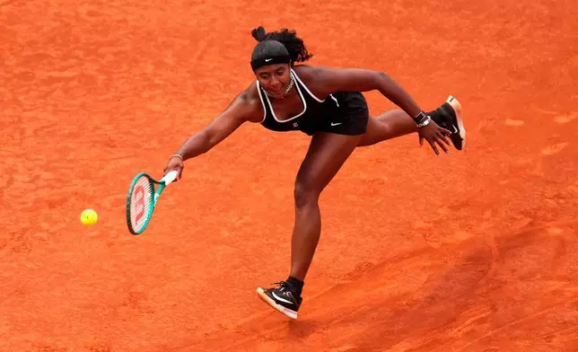 Hailey Baptiste, of the United States, reaches for a shot against Aryna Sabalenka, of Belarus, during the Madrid Open tennis tournament in Madrid, Tuesday, April 28, 2026. (AP Photo/Manu Fernandez)