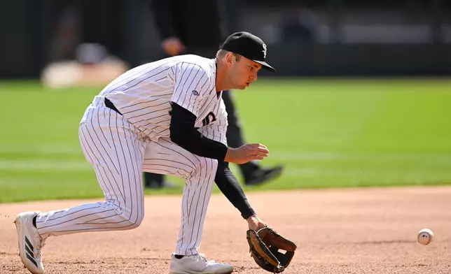 Chicago White Sox shortstop Tanner Murray fields a grounder hit by Toronto Blue Jays' George Springer during the first inning of a baseball game in Chicago, Sunday, April 5, 2026. (AP Photo/Paul Beaty)