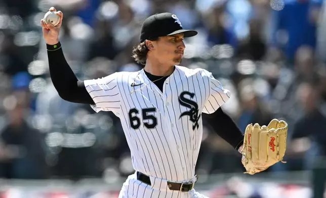 Chicago White Sox starter Davis Martin delivers a pitch during the first inning of a baseball game against the Toronto Blue Jays in Chicago, Sunday, April 5, 2026. (AP Photo/Paul Beaty)