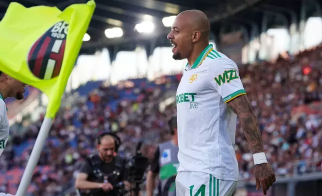 Roma's Donyell Malen, right, celebrates after scoring his side's first goal, during the Serie A soccer match between Bologna, in Bologna, Italy, Saturday, April 25, 2026. (Massimo Paolone/LaPresse via AP)