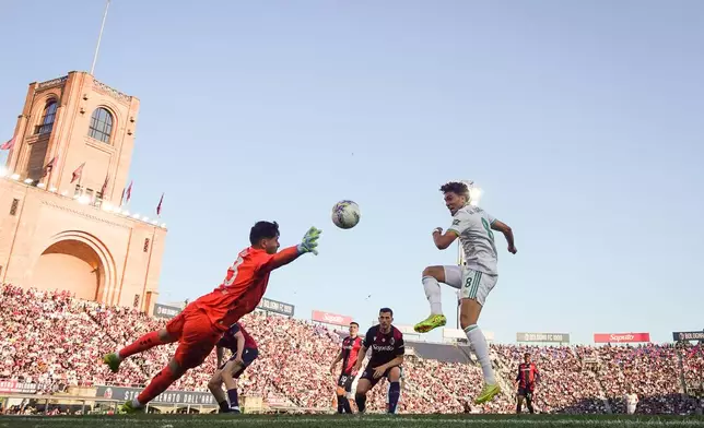 Roma's Neil El Aynaoui scoers his side's second goal, during the Serie A soccer match between Bologna, in Bologna, Italy, Saturday, April 25, 2026. (Massimo Paolone/LaPresse via AP)