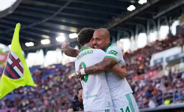 Roma's Donyell Malen, right, celebrates after scoring his side's first goal, during the Serie A soccer match between Bologna, in Bologna, Italy, Saturday, April 25, 2026. (Massimo Paolone/LaPresse via AP)