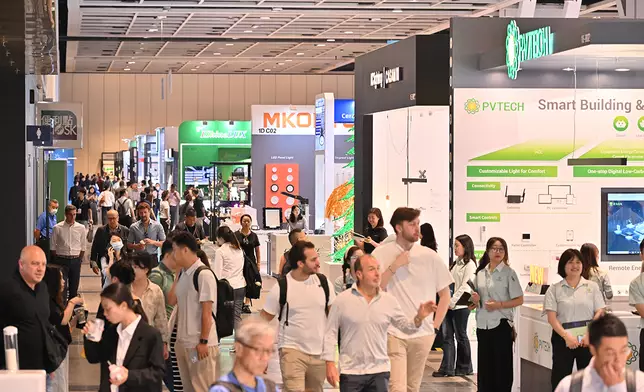 At the Spring Lighting Fair, the featured “Hall of Aurora” brought together 120 international and premium lighting brands, attracting numerous global buyers. Photo By HKTDC