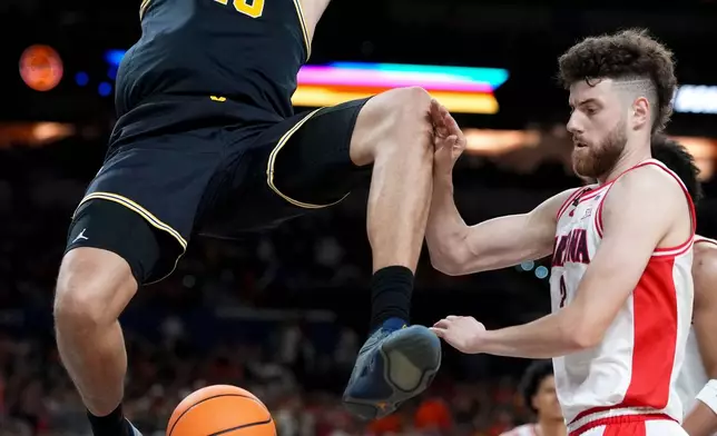 Michigan center Aday Mara (15) dunks against Arizona during the second half of an NCAA college basketball tournament semifinal game at the Final Four, Saturday, April 4, 2026, in Indianapolis. (AP Photo/Abbie Parr)