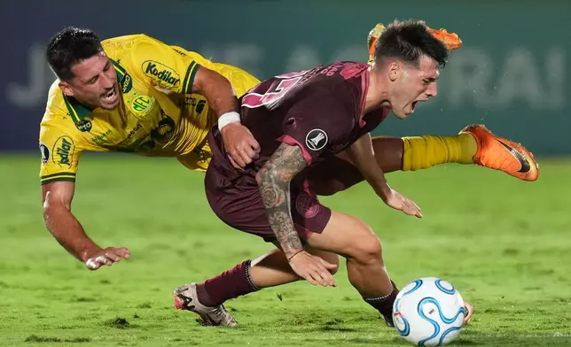 Lucas Besozzi of Argentina's Lanus, right, and Gabriel Pires of Brazil's Mirassol fight for the ball during a Copa Libertadores Group G soccer match in Mirassol, Sao Paulo state, Wednesday, April 8, 2026. (AP Photo/Andre Penner)