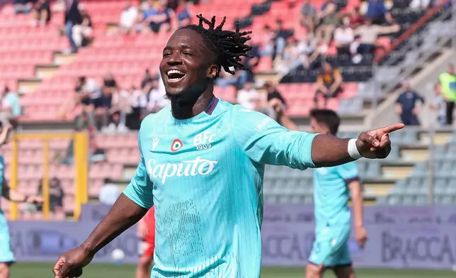 Bologna's Jonathan Rowe celebrates scoring during the Serie A soccer match between Cremonese and Bologna in Cremona, Italy, Sunday April 5, 2026. (Alberto Marianii/LaPresse via AP)