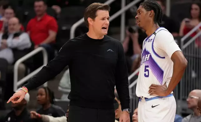 Utah Jazz head coach Will Hardy, left, talks with forward Cody Williams (5) during the first half of an NBA basketball game against the Houston Rockets, Friday, April 3, 2026, in Houston. (AP Photo/Karen Warren)