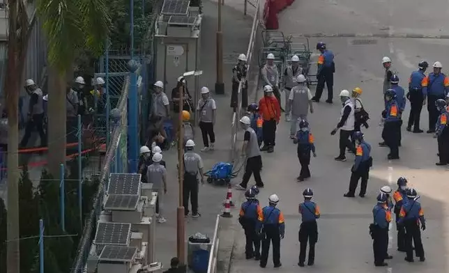 The personnel are assisting residents in moving their belongings on site. Photo by Bastille Post