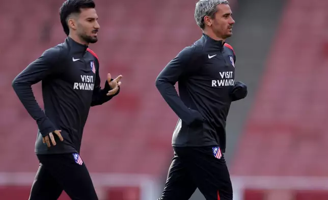 Atletico Madrid's Antoine Griezmann, right, attends a training session in London, Monday, May 4, 2026, ahead of the Champions League semifinal second leg soccer match between Arsenal and Atletico Madrid on Tuesday. (Steven Paston/PA via AP)