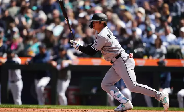 Chicago White Sox's Munetaka Murakami hits a single against the Seattle Mariners during the seventh inning of a baseball game, Wednesday, May 20, 2026, in Seattle. (AP Photo/Lindsey Wasson)