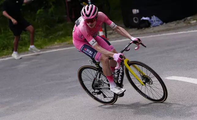 Denmark's Jonas Vingegaard wears the pink jersey of the race overall leader on his way to win the 16th stage of the Giro d'Italia cycling race from Bellinzona to Cari', Switzerland, Tuesday May 26, 2026 (Fabio Ferrari/LaPresse via AP)