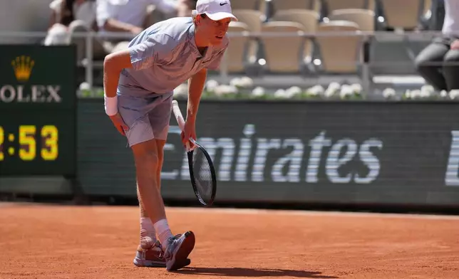 Jannik Sinner of Italy reacts as he feels unwell because of the heat during the second round men's singles tennis match against Juan Manuel Cerundolo of Argentina at the French Open tennis tournament in Paris, Thursday, May 28, 2026, as temperature rises up to 33 C (91 F). (AP Photo/Thibault Camus)